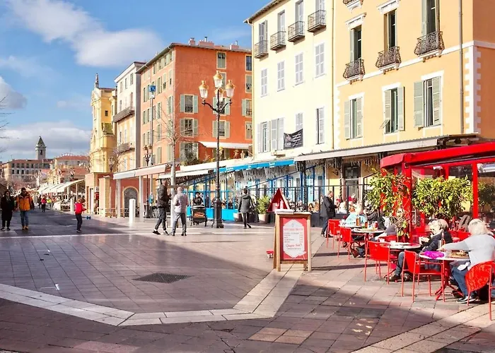 Proche Du Cours Saleya Et De La Plage, Dans Le Vieux Nice, Spacieux Et Climatise