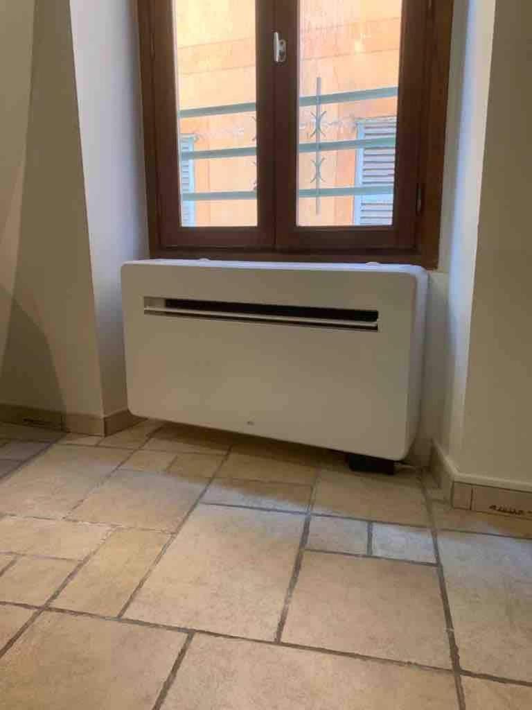 Proche Du Cours Saleya Et De La Plage, Dans Le Vieux Nice, Spacieux Et Climatise Appartamento Nizza